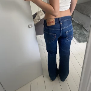 Lågmidjade levi’s jeans - Lågmdijade riktiga levis jeans! Dom är såååå sjukt snygga och är riktigt vintage men i fint skick! Midjemått: 75cm, innerbenslängden: 73cm och jag är 167!❤️❤️
