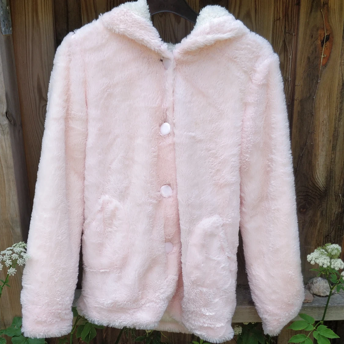 Fluffig kofta med små öron