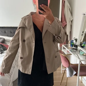 Trenchcoat  - Säljer denna trenchcoat då den ej kommer till användning! Stl 36