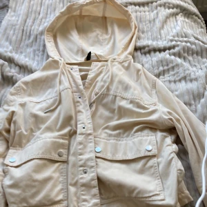 Passar bra på hösten och våren   - Jackan är från H&M år 2021. Jackan är gjort av demon och passar bra på hösten och våren. Jackan kosta 200 men säljer för 150