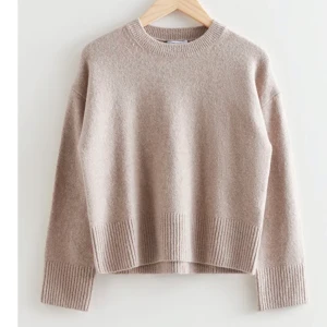 Stickad tröja  -  Super fin stickad från & other stories, säljer den grå/beiga men det har samma passform som den på dem andra bilderna❣️nypris 490kr, sparsamt använd 