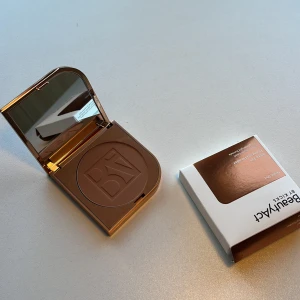 Bronzer Insta-Tan Bronzing Powder - Helt ny bronzer från Kicks märke BeautyAct. Oswatchad och helt orörd, förutom att jag öppnade upp pappersförpackningen för fotona till detta :) Nyansen är Night Out. Nypris: 179kr 🤎