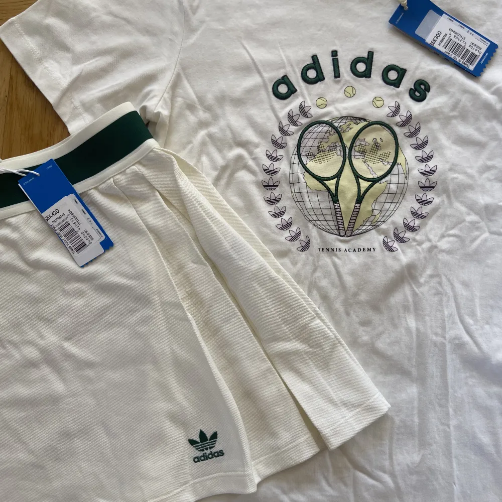 Helt nytt adidas set. T-shirts and skirt med prislappar kvar. Aldrig andvänt. Original pris: 720sek. Kan möjligtvis sälja separat. Medela gärna med frågor.. T-shirts.