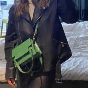 Grön handväska från Zara 🫶🏼 använd fåtal gånger i helt nytt skick!