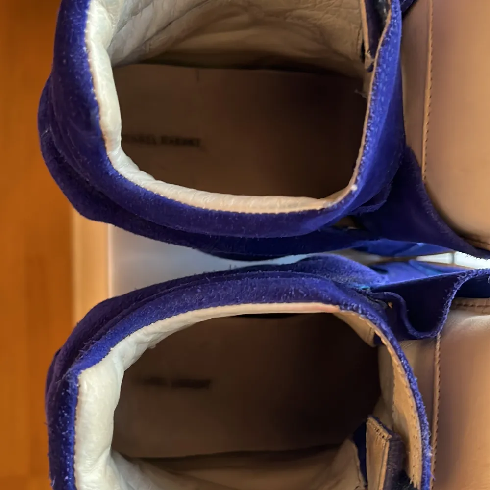 Ett par väldigt fina Isabel Marant skor, som är i vädligt bra skick. Knappt använda! Har tyvärr ingen låda till skorna gör dom försvann i en flytt, men dom är köpta på nätet på Isabel marabt sidan!. Skor.