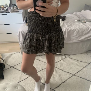 Zara kjol - Säljer den här såå söta kjolen med volanger från zara!! Så gullig till typ en vit blus!! Storlek M men passar lika bra mig som brukar ha XS!!! Den är ganska högmidjad med går att vika ner till lågmidjat!! 