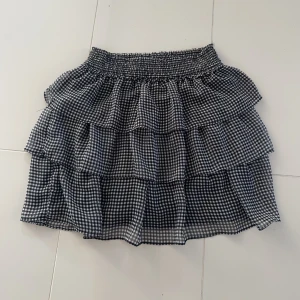 Volangkjol - En fin volangkjol i nyskick från HM. Kan användas som både topp och kjol❤️‍🔥storlek XS men är väldigt stretchig så en M kan även bära den!