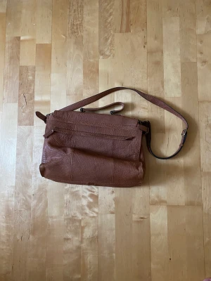 Väska - Axelremsväska från Tiger of Sweden köpt här på Plick. Perfekt till skolan med många fack. Skriv för fler bilder/info, köparen står för frakt!❤️