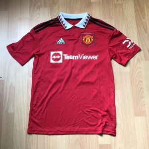Man U tröja - Nytt skick, aldrig använd, passar som S