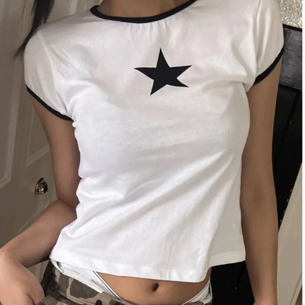 En jätte fin vit tröja men en stjärna i mitten, den passar till allt och är jätte bekväm! Jag använde den aldrig på grund av storleken. Den är i storlek M men den är lite mindre. :). T-shirts.