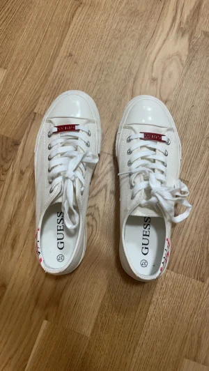 Guess sneskers - Sneakers storkel 37 Använd de ett par gånger 