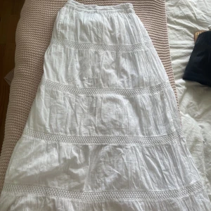 Vit lång kjol - Gullig vit långkjol, fått u present då vet inte var den är ifrån riktigt, lite mönster på baksidan men inget man tänker på! Aldrig använd så bra skick!💞💞