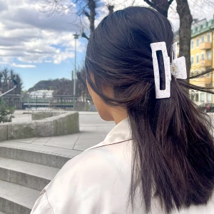 Hårklämma ”Vitsippa” - Vår somriga Hårklämma ”Vitsippa” finns att köpa! Vit med små blommor🌸