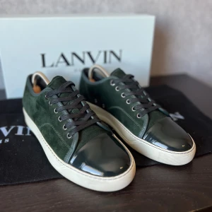 Lanvin skor - Säljer min 9/10 lanvin skor som är perfekta nu till sommaren. Tillkommer endast 1 dustbag Storlek Uk 6 men stora i storleken. Typ storlek 42. jag svarar snabbt så fråga bara på. 