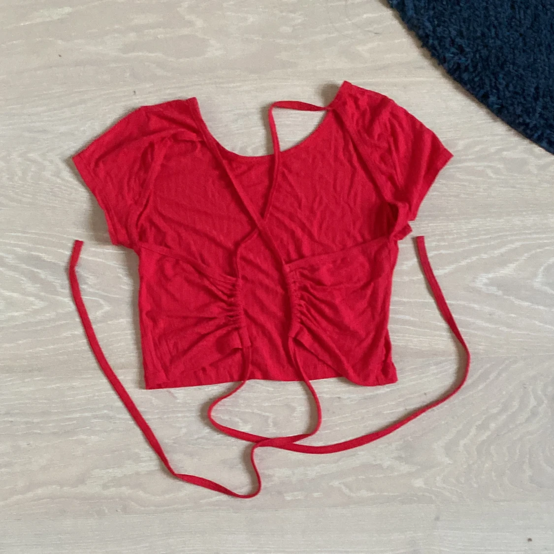 Röd top med öppen rygg