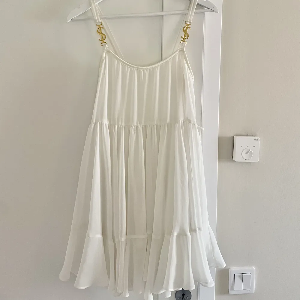 Säljer denna super fina Ida Sjöstedt klänning då den inte har kommit till användning, ( använd 1 gång bara) 💞. Klänningar.