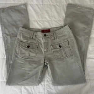 Low waist jeans  - Säljer dessa lågmidjade jeans då de tyvärr är för små! Köpta second hand och därav okänt märke. Färgen är väldigt ljusblå till grå💞💞 MÅTT:  Midja rakt över - 38 cm Innerbenslängd- 81 cm 