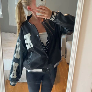 Collage jacka - Säljer denna Baseball/collage jacka som är köpt på Amazon för ca 600kr då den inte kommer till användning. Jackan är i väldigt bra skick och använd få gånger. Jag kan skicka fler bilder privat om det skulle önskas!🥰❤️