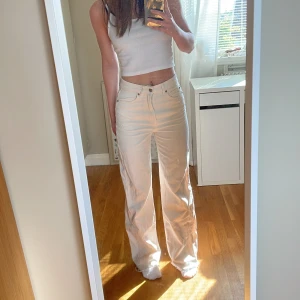 Beigea vida jeans - Högmidjade vida beigea jeans från H&M. Allt ska bort så ge prisförslag💗 Storlek 34
