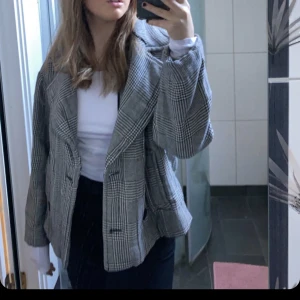Zara jacka  - Super fin jacka som jag knappt använt då jag inte vet hur jag ska styla den💘