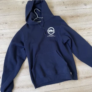 Russell Hoodie - Säljer nu denna vintage hoodie från Russell då den tyvärr blivit för liten. Väldigt bra skick! Tveka inte på att höra av er, pris kan diskuteras vid snabb affär🤘
