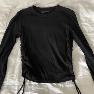 Tröja från zara - Svart långarmad tröja från zara. Storlek S men skulle säga att den är ganska liten i storleken. Pris går att diskuteras vid snabb affär💘