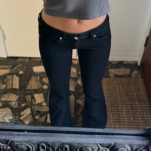 Only jeans - Så fina lågmidjade bootcut jeans från only! Väldigt små i storlek så passar bäst på någon som brukar ha stl 24/25🫶🏼 även väldigt låg midja, passar mig som är 160 i längden. Dom har slits på båda benen längst ner! Nypris är 399kr