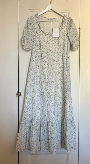 Ny klänning från Other Stories - Ny fin blommig klänning från Other Stories. Strl 42. Passar L. 