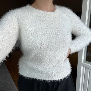 Vit mysig tröja - Fin mysig vit tröja, knappt använd. Storlek M, men passar snarare XS och S.