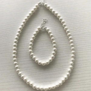Pärl Set  - Vit pärl set. Handgjord med Äkta vaxade pärlor. Armbanden görs personligt just för köparen och är justerbar. Vid några frågor eller funderingar är det att bara kontakta! 😊❤️