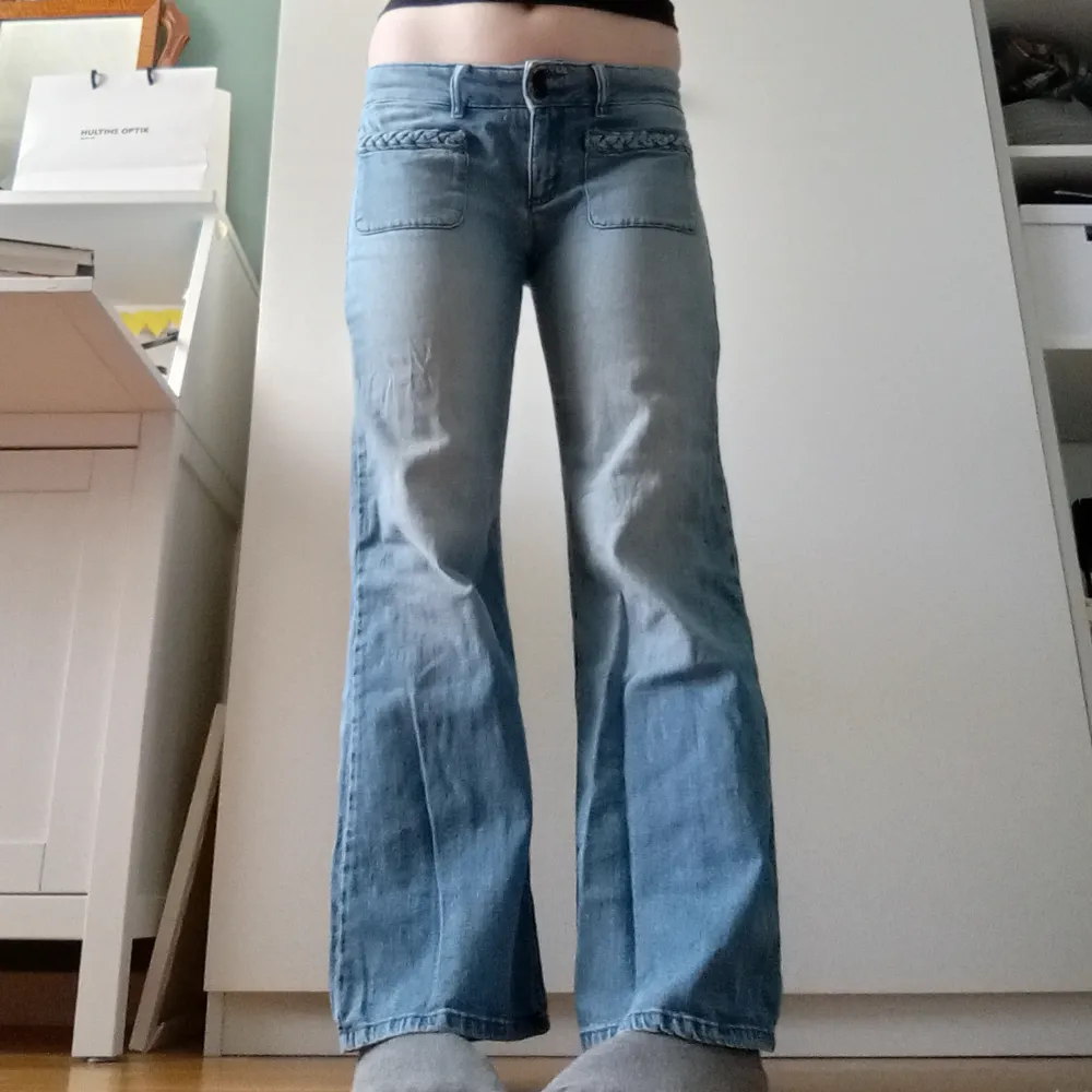 Vintage lågmidjade vida jeans med så söta flätade fickor. OBS Använda en del, tyget har blivit väldigt slitet mellan låren & kan behöva lagas snart. Midjemått: ca 87 cm men tyget är stretchigt så passar även lite större. Innerbenslängd: ca 73💖. Jeans & Byxor.