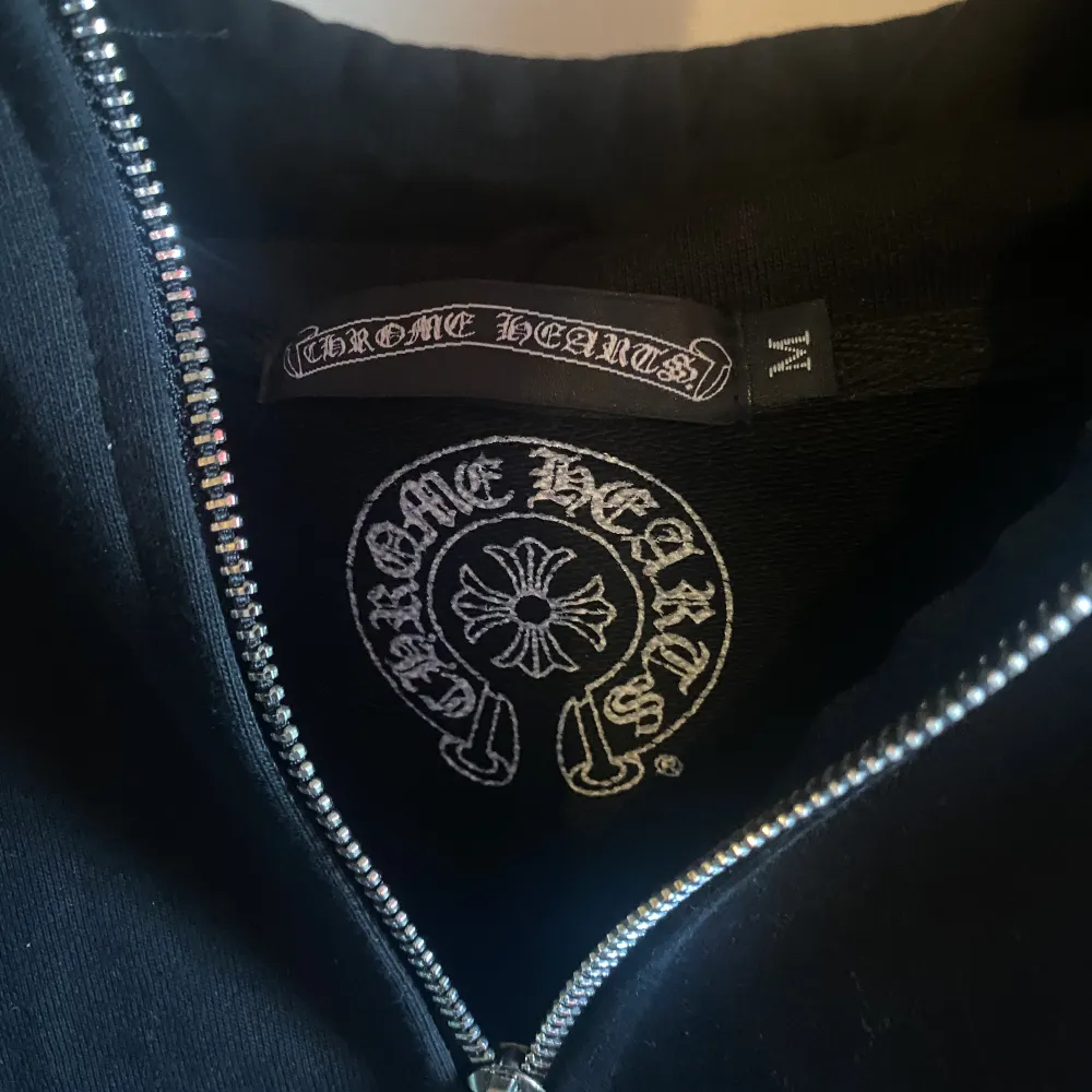 Chrome hearts 1.1 Kopia Storlek : M Säljer pågrund av att den är lite för stor för mig. Hoodies.