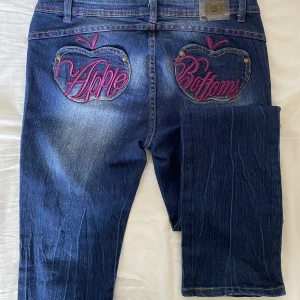 Applebottoms  - Applebottoms, strlk 9/10, uppskattar till M. Inte skinny jeans utan de går rakt ner. Fråga inte om bilder på tack! Midjemått: ca 87 Innerbenslängd: ca 80