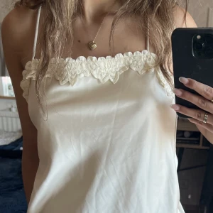 Vit satin topp - Satin topp från bikbok. Använd en gång, öppen rygg med korsade band, skriv för mer bilder🫶🏼