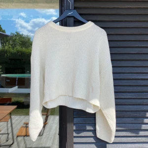 Vit stickad tröja  - En vit stickad tröja från HM. Är en snäppet kortsre modell i storlek M🤍 Frakt är inkluderad i pricet! 