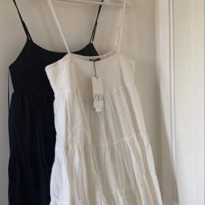 INTRESSEKOLL!❤️‍🔥En supersöt vit klänning från zara som är köpt förra året utomlands. Klänningen är idag slutsåld. Använd fåtal gånger och har inga defekter. Storlek XS. Originalpris: 400 kr, Mitt pris: 225