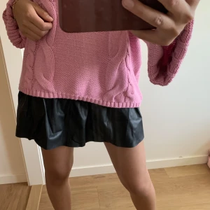 Skinnkjol - Skinnkjol från HM i strl 38, men passar lätt en 34-38!