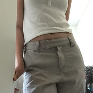 Y2k byxor  - Säljer dessa low waist byxor från H&M då dem inte kommer till användning. Dem är helt oanvända och har lappen kvar. Dem är i storlek 34 men passar även mig som vanligtvis har W25/L32. Skriv gärna om du har några frågor💕💕