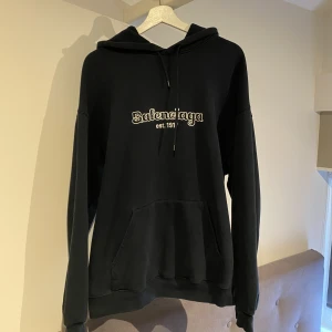 Balenciaga ”EST 1917” Hoodie - Använd ett fåtal gånger med kärlek. Kvitto från HAIENDO finns. 