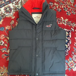Hollister väst - Tjena säljer denna gosiga och sköna hollister västen i strlk M. Knappt använd under tiden jag har haft den.