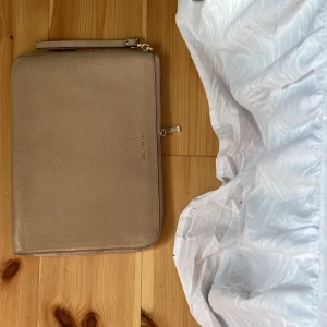 Michael kors datorfodral - Bra skick💛Använt i ett år men kommer ej till användning längre. Säljer billigt vill bli av med det🫶🏻Mått: 30x23