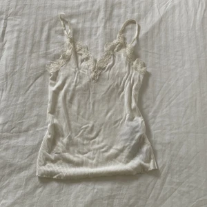 Vitt spetslinne - Superfint och stretchigt spetslinne som är helt oanvänt