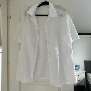 Vit linne skjorta  - Fin lite skjorta 