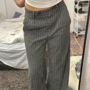 kostymbyxor  - snygga baggy kostymbyxor från bershka