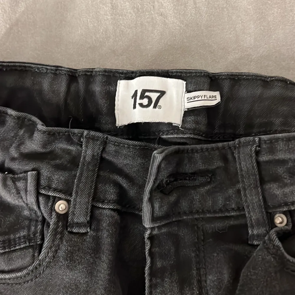 Ett par svarta bootcut jeans som är lågmidjade, dem har används ca 10 ggr,  bra att ha om man gillar Stocholm stil!! 😍 (Tvättas innan) ❤️❤️. Jeans & Byxor.