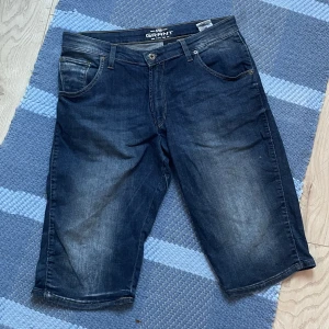 Shorts från Grant - Säljer dessa shorts åt min kille❤️ märke: Grant (⚠️OBS! Inte Gant!!⚠️) väldigt bekväma och inga tecken på slitage!☺️Storlek W34, passar en L/XL!