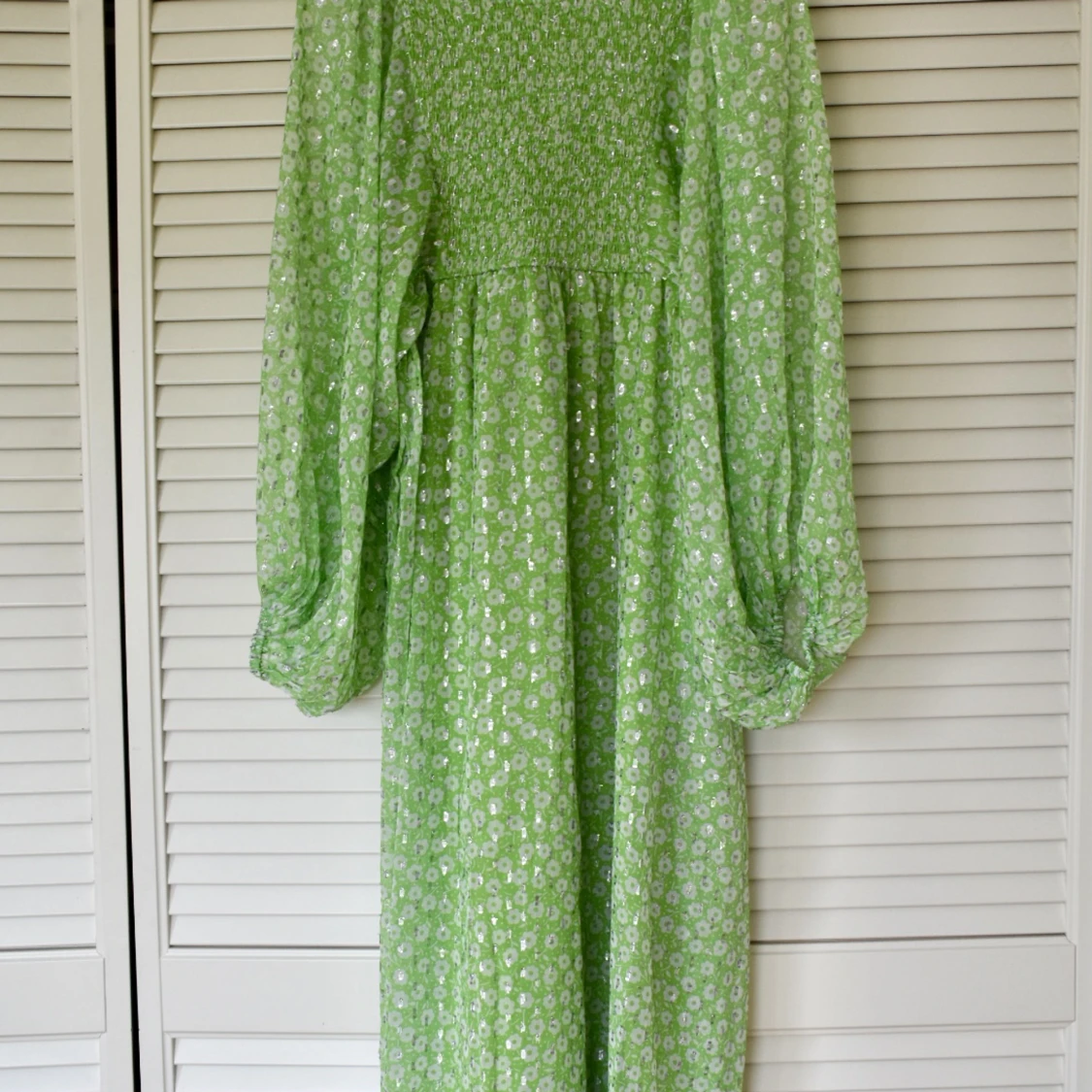 Grönblommig midiklänning med volymärmar