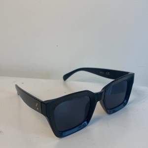 Svarta Solglasögon från glitter som är helt oanvända. Köpta för 100 kr. 