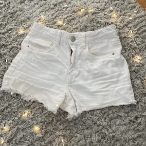 Jeans shorts  - Vita jeans shorts, nästan helt oanvänd, fint skick. Storlek 146. Köpta på Kappahl. 