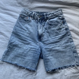 Shorts - Superfina ljusblå jeans shorts från Hm i bra skick. Skriv för mer bilder. Köparen står för frakten💕